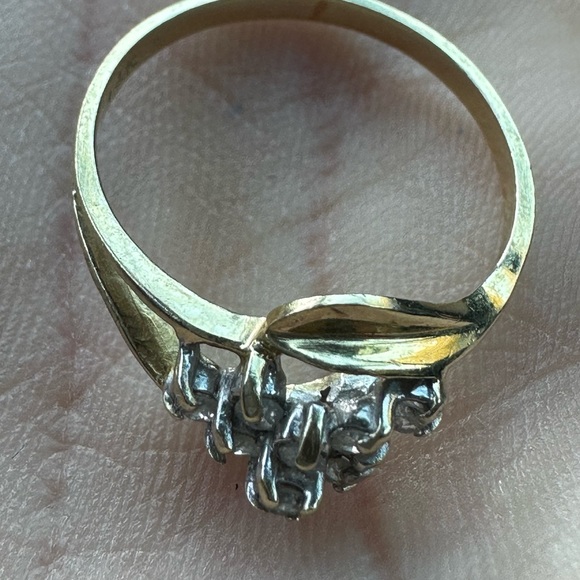 14k diamond cluster ring! Beautiful! - Picture 4 of 7